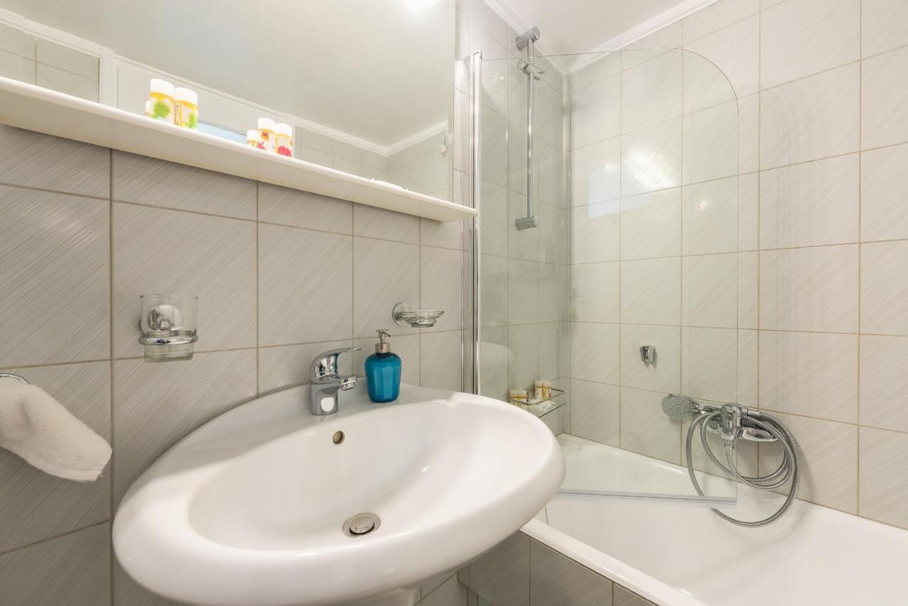 Cozy And Fresh Apt Close To Metro Athena Bagian luar foto