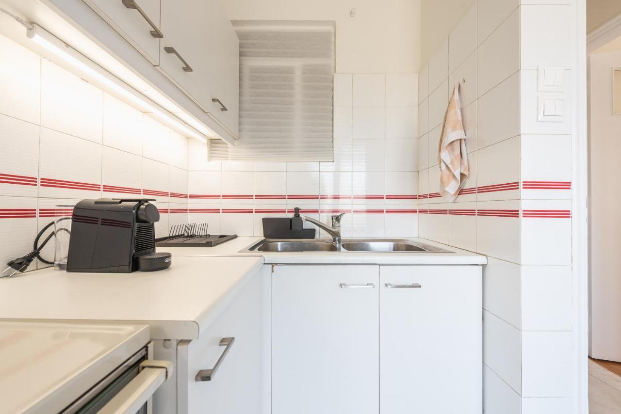 Cozy And Fresh Apt Close To Metro Athena Bagian luar foto